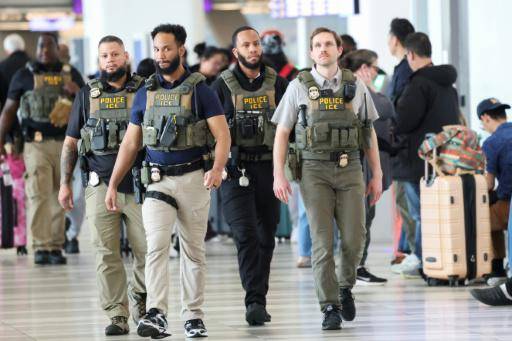 Unos agentes del ICE caminan por una terminal del aeropuerto de LaGuardia, el 23 de marzo de 2026 en Nueva York