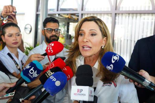 La representante estadounidense Maria Elvira Salazar, fotografiada mientras se dirigía a los periodistas en Barranquilla, Colombia, en junio de 2026, advirtió al presidente de Estados Unidos, Donald Trump, que tuviera cuidado con los consejos que estaba recibiendo sobre inmigración.