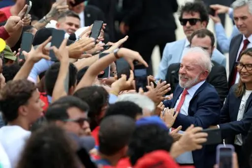 El presidente de Brasil, Luiz Inacio Lula da Silva, saluda a sus seguidores en Brasilia el 8 de enero de 2026.