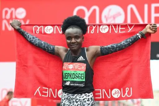 La atleta keniana Joyciline Jepkosgei celebra su triunfo en el Maratón de Londres el 3 de octubre de 2021
