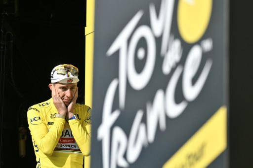 El corredor esloveno del UAE Team, Tadej Pogacar, camina hacia el podio con el maillot amarillo al término de la 15ª etapa del Tour de Francia, entre Champagnole y Plateau de Solaison, el 19 de julio de 2026