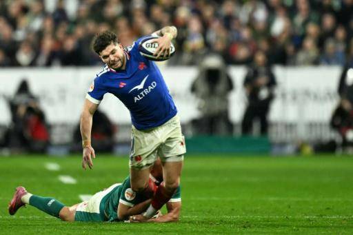 El apertura francés Matthieu Jalibert es frenado por el medio scrum irlandés Jamison Gibson-Park durante el partido del Seis Naciones Francia-Irlanda, en el Stade de France de Saint-Denis, en la periferia de París, el 5 de febrero de 2026