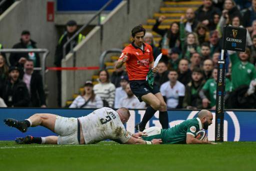 El medio scrum irlandés Jamison Gibson-Park (derecha) anota un try en el partido del torneo Seis Naciones de rugby contra Inglaterra, en el estadio londinense de Twickenham, el 21 de febrero de 2026