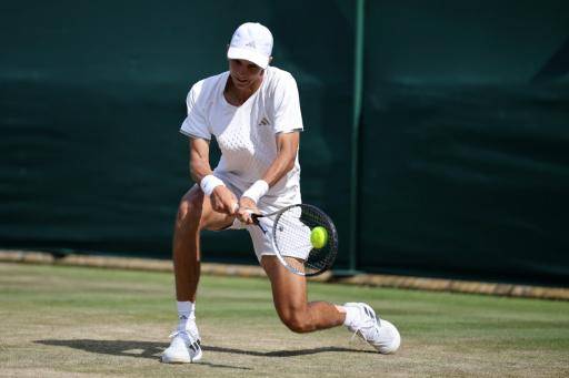 El tenista español Rafael Jódar devuelve una bola al japonés Shintaro Mochizuki durante el partido de la tercera ronda del último torneo de Wimbledon, el 3 de julio de 2026 al suroeste de Londres