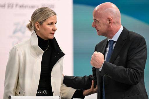 El presidente de la FIFA Gianni Infantino (derecha) conversa con la presidenta del Comité Olímpico Internacional Kirsty Coventry antes del inicio de la 145ª sesión de la instancia olímpica, en Milán (norte de Italia) el 3 de febrero de 2026