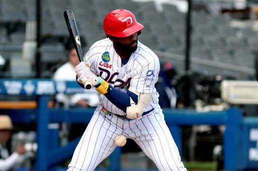 Aderlin Rodríguez, de República Dominicana, batea en el tercer inning del partido contra Panamá por la Serie del Caribe, que se disputa en el estadio Panamericano en Guadalajara, México, el 4 de febrero de 2026
