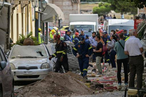 Personal de emergencia trabaja en el lugar de un edificio antiguo que se derrumbó parcialmente tras una explosión en la zona de Plaka, en el centro de Atenas, el 25 de septiembre de 2026.