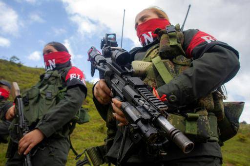 Unos rebeldes del frente Manuel Vázquez Castaño de la guerrilla Ejército de Liberación Nacional (ELN) montan guardia el 8 de marzo de 2025 en la región colombiana de Catatumbo