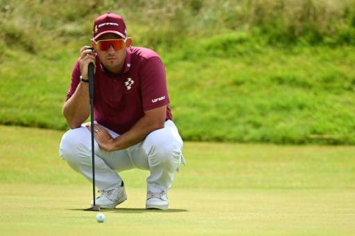 El golfista australiano Lucas Herbert observa el green del 13º hoyo durante la segunda jornada del Abierto Británico de golf, el 17 de julio de 2026 en Southport, Reino Unido
