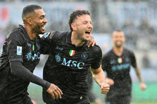 El defensa del Nápoles Amir Rrahmani (centro) celebra con sus compañeros un tanto en la victoria contra la Lazio, en el Estadio Olímpico de Roma, el 4 de enero de 2026