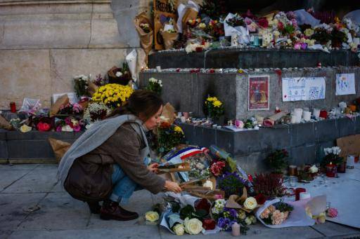 Una mujer deposita flores en homenaje a las víctimas de los atentados yihadistas de París del 13 de noviembre de 2015, en la plaza de la República de la capital francesa, el 11 de noviembre de 2025.