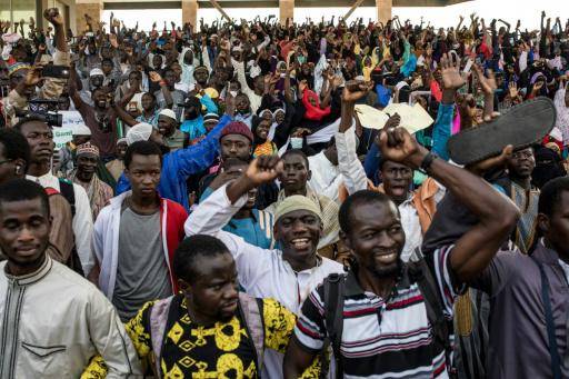 Unos partidarios de la mutilación genital femenina protestan el 18 de marzo de 2024 ante la Asamblea Nacional de Gambia, en Banjul, durante un debate parlamentario sobre un posible levantamiento de su prohibición