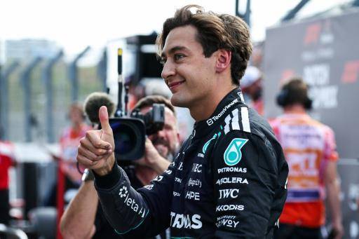 El piloto británico George Russell celebra su 'pole position' tras la sesión clasificatoria para el Gran Premio de Países Bajos de Fórmula 1, el 21 de agosto de 2026 en el circuito de Zandvoort