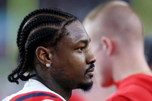 Stefon Diggs, de los New England Patriots, observa el partido contra los Seattle Seahawks durante el último cuarto del Super Bowl LX en el Levi's Stadium en Santa Clara, California, el 8 de febrero de 2026