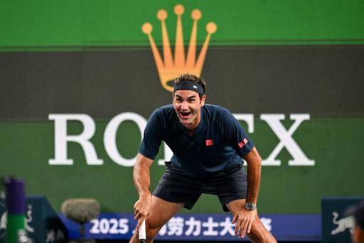 El suizo Roger Federer participa en el evento de exhibición Roger and Friends, un partido de dobles de celebridades, en el torneo de tenis Shanghai Masters, en Shanghái, el 10 de octubre de 2025