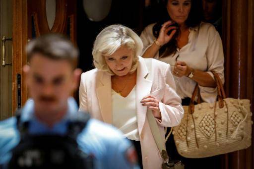 La política ultraderechista Marine Le Pen abandona el tribunal tras recibir la condena a 15 meses de inhabilitación, el 7 de julio de 2026 en París