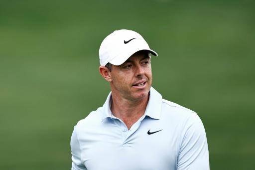 Rory McIlroy, de Irlanda del Norte, observa mientras juega el hoyo 18 durante la segunda ronda del Truist Championship 2026 en el Quail Hollow Country Club, en Charlotte, Carolina del Norte, el 8 de mayo de 2026
