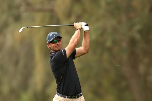El golfista Andrea Pavan tras golpear en el primer hoyo del Desert Classic de Dubái (Emiratos Árabes Unidos), el 25 de enero de 2026