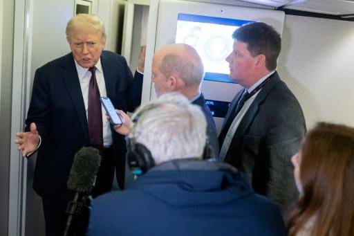 El presidente de Estados Unidos, Donald Trump, habla con unos reporteros a bordo del avión Air Force One durante un vuelo de West Palm Beach, en Florida, a la Base de Andrews, en Maryland, el 15 de marzo de 2026