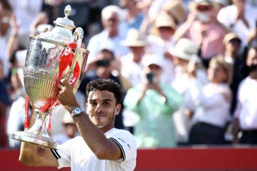 El argentino Francisco Cerúndolo posa con la copa de campeón del torneo de Queen's tras vencer en la final a Tommy Paul, en el Queen's Club de Londres, el 21 de junio de 2026
