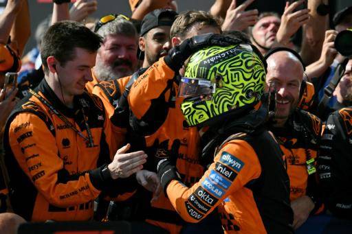 El piloto británico Lando Norris (McLaren) celebra con su equipo la victoria en el Gran Premio de Hungría de Fórmula 1, el 26 de julio de 2026 en el circuito Hungaroring, cerca de Budapest
