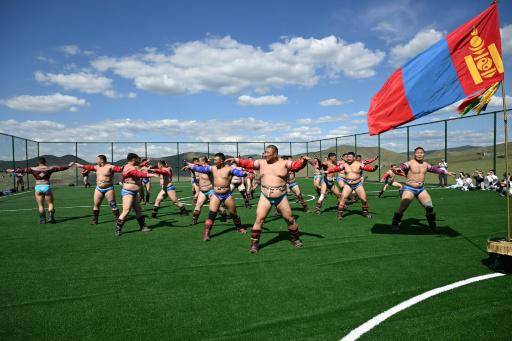Foto tomada el 24 de junio de 2026 que muestra a varios luchadores mongoles realizando una danza en un campo de entrenamiento previo al Festival de Naadam, a unos 100 km de Ulán Bator, en Mongolia