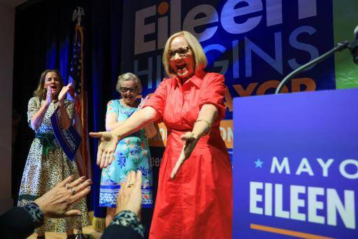 La alcaldesa electa de Miami, la demócrata Eileen Higgins, festeja su victoria en las urnas el 9 de diciembre de 2025
