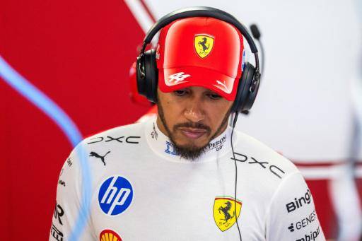 Lewis Hamilton inspecciona su coche durante la primera sesión de ensayos libres del Gran Premio de Hungría de Fórmula 1. En el circuito de Hungaroring en Mogyorod, cerca de Budapest, el 24 de julio de 2026