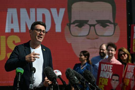 Andy Burnham habla en el acto de lanzamiento de su campaña electoral, el 22 de mayo de 2026 en Ashton-in-Makerfield, al oeste de la ciudad inglesa de Mánchester