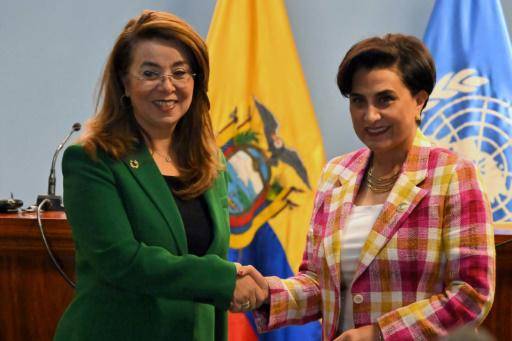 La directora ejecutiva de la agencia de las Naciones Unidas contra la Droga y el Delito (UNODC), Ghada Waly (izq.), estrecha la mano de la ministra de Relaciones Exteriores de Ecuador, Gabriela Sommerfeld, el 6 de mayo de 2024 en Quito