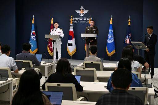 Los directores de Relaciones Públicas de los Jefes del Estado Mayor Conjunto surcoreano, Jang Do-young (izq.), y del Comando de la ONU y de las Fuerzas de EEUU en Corea del Sur, Ryan Donald, informan sobre las maniobas Ulchi Freedom Shield el 10 de agosto de 2026 en Seúl