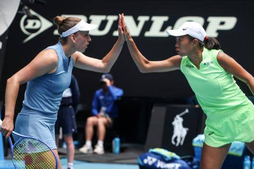 La belga Elise Mertens (I) y la china Zhang Shuai ganaron el torneo de dobles femenino del Abierto de Australia, el 31 de enero de 2026 en Melbourne