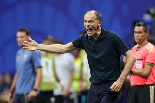 Thomas Tuchel da instrucciones a los jugadores de Inglaterra en la derrota ante Argentina el 15 de julio de 2026