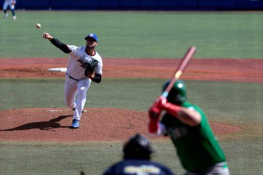 Collin Wiles, con el número 45 de Puerto Rico, lanza durante el primer partido del torneo de béisbol de la Serie del Caribe entre los Tomateros de Culiacán de México y los Cangrejeros de Santurce de Puerto Rico en el Estadio Panamericano en Jalisco, México, el 1 de febrero de 2026