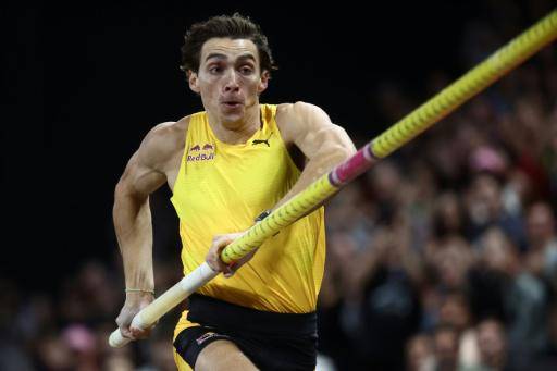 El sueco Armand Duplantis compite en el evento de salto con pértiga masculino durante la reunión internacional de salto con pértiga de atletismo en pista cubierta All Stars Perche en Clermont-Ferrand, centro de Francia, el 22 de febrero de 2026