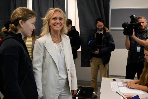 La ministra de Relaciones Exteriores de Islandia, Thorgerdur Katrin Gunnarsdottir (C), llega para votar en un colegio electoral de Hafnarfjordur durante el referéndum del 29 de agosto de 2026