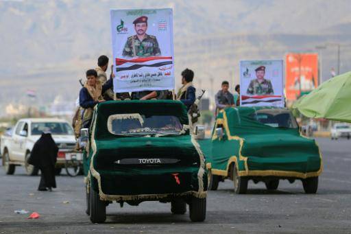 Dos camionetas portan el retrato de un milicano hutí muerto en un combate reciente durante su funeral, oficiado el 17 de septiembre de 2026 en Saná, la capital de Yemen