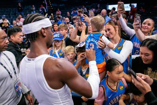 Shai Gilgeous-Alexander, nuevo accionista del Atlético de Madrid. En la foto el jugador #2 de Oklahoma City Thunder firma autógrafos en Oklahoma el 7 de octubre de 2026 William Purnell/Getty Images/AFP