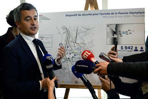 El ministro del Interior de Francia, Gérald Darmanin, explica el dispositivo de seguridad previsto para la llegada de la llama olímpica, el 26 de abril de 2024 en Marsella
