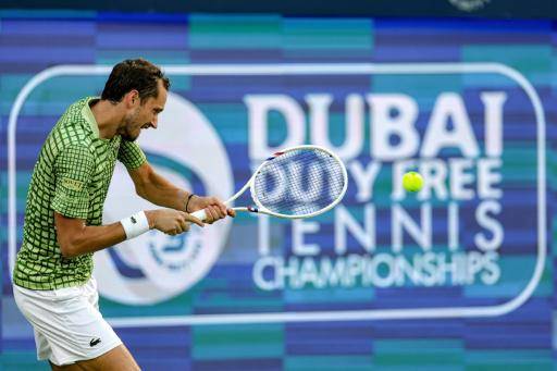 El tenista ruso Daniil Medvedev golpea una bola de revés durante su partido contra el canadiense Felix Auger-Aliassime en la semifinales del torneo de Dubái, el 27 de febrero de 2026 en ese emirato del golfo Pérsico