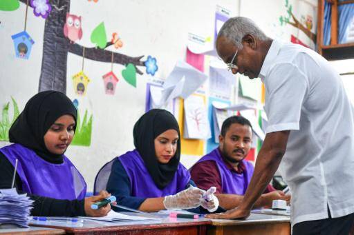 El presidente de Malvidas, Ibrahim Mohamed Solih, vota en un recinto electoral en Male el 30 de septiembre de 2023