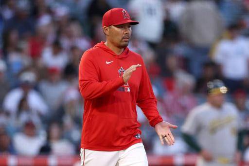 El mánager Kurt Suzuki, de los Los Angeles Angels, se dirige al montículo para realizar un cambio de lanzador durante la quinta entrada contra los Athletics, en el Angel Stadium of Anaheim, el 26 de junio de 2026 en Anaheim, California