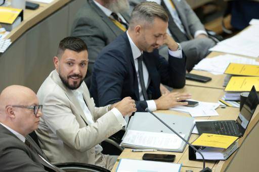 Tobias Rausch (2.º izq.), miembro de AfD, junto a Ulrich Siegmund (D), cabeza de lista de AfD en las elecciones regionales de Sajonia-Anhalt, durante la primera sesión del Parlamento regional de Magdeburgo, el 6 de octubre de 2026