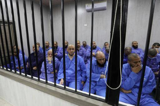 Yihadistas acusados de pertenecer al grupo Estado Islámico, en la celda de los acusados del tribunal de Misrata que los juzgó, el 29 de mayo de 2023 en esa ciudad al noroeste de Libia