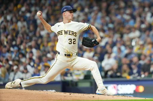 Jacob Misiorowski, de los Milwaukee Brewers, lanza contra los Padres de San Diego en el primer partido de la Serie Divisional de la Liga Nacional, celebrado en el American Family Field en Milwaukee, Wisconsin, el 3 de octubre de 2026