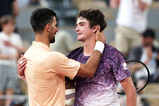 João Fonseca (derecha) es felicitado por Novak Djokovic (izquierda) después de la victoria del primero en la tercera ronda de Roland Garros. En París, el 29 de mayo de 2026