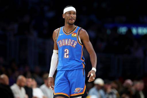 Shai Gilgeous-Alexander #2, del Oklahoma City Thunder, observa durante el Juego 4 de la segunda ronda de los playoffs de la Conferencia Oeste de la NBA ante Los Angeles Lakers en el Crypto.com Arena de Los Ángeles, California, el 11 de mayo de 2026