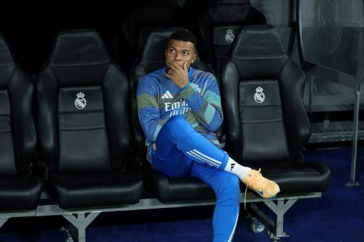 El atacante francés del Real Madrid Kylian Mbappé en el banquillo durante el partido de Liga de Campeones contra el Manchester City, el 10 de diciembre de 2025 en el estadio Bernabéu, en Madrid