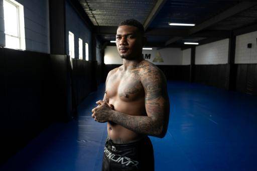 El peleador profesional ecuatoriano Michael Morales posa para la cámara en el centro de entrenamiento Entram Gym, el 5 de febrero de 2026 en la ciudad mexicana de Tijuana