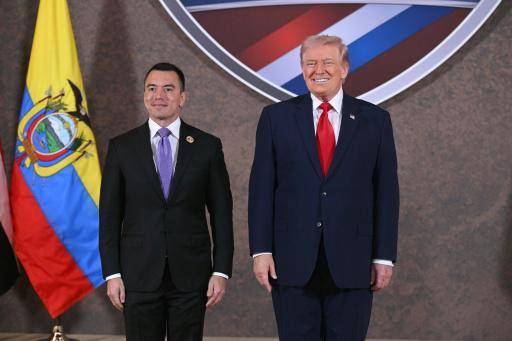 Los presidentes de Estados Unidos, Donald Trump, y Ecuador, Daniel Noboa (izq.), posan para una fotografía el 7 de marzo de 2026 en la cumbre Escudo de las Américas, en Doral (Florida, EEUU)